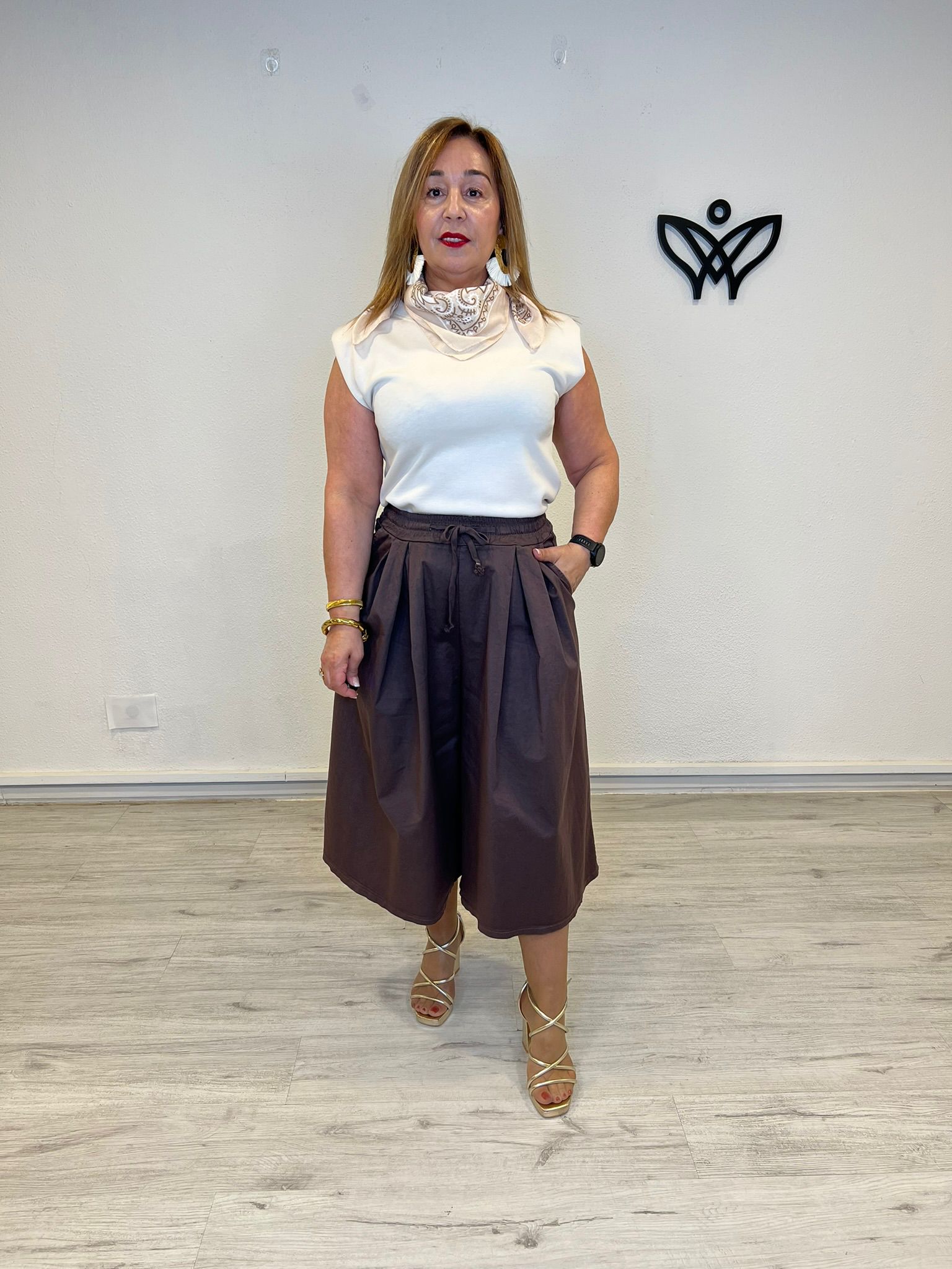 Falda pantalón midi marrón de algodón con bolsillos