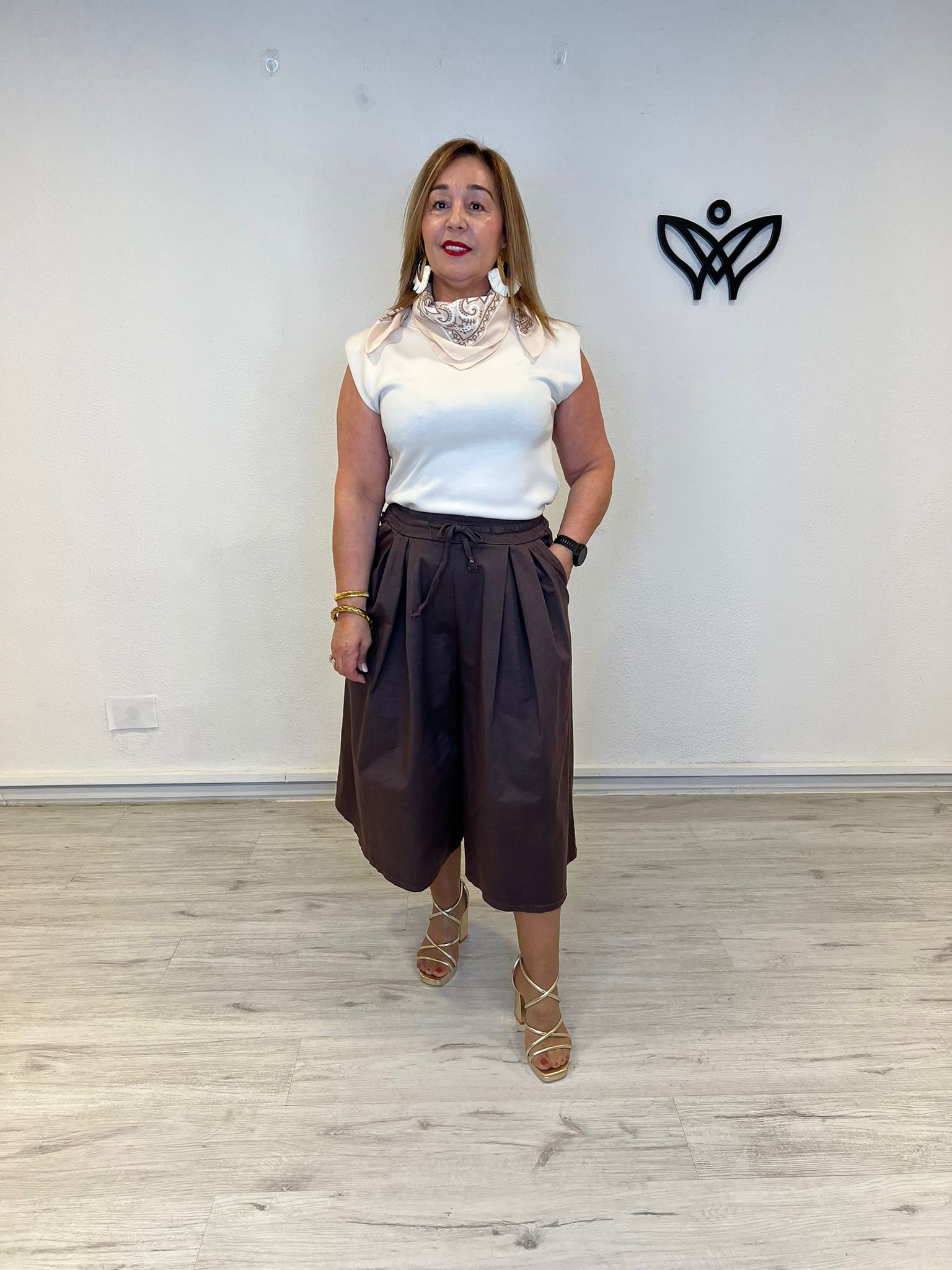 Falda pantalón midi marrón de algodón con bolsillos