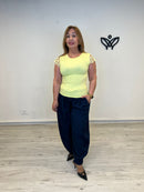 Camiseta básica amarilla con encaje en los hombros