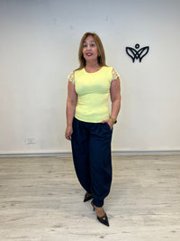 Camiseta básica amarilla con encaje en los hombros