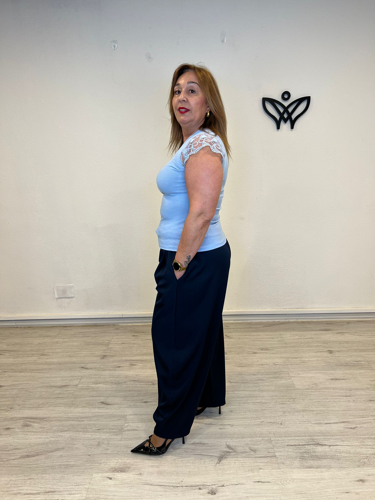 Camiseta básica azul clarito con encaje en los hombros