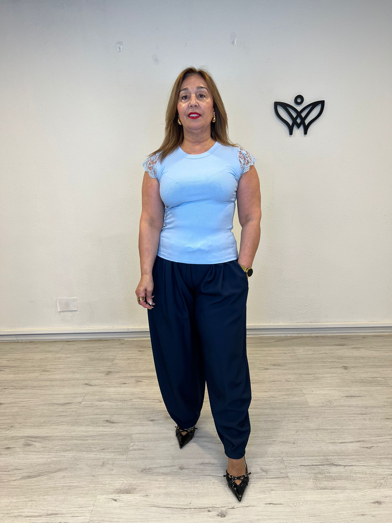 Camiseta básica azul clarito con encaje en los hombros