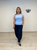 Camiseta básica azul clarito con encaje en los hombros