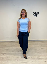 Camiseta básica azul clarito con encaje en los hombros