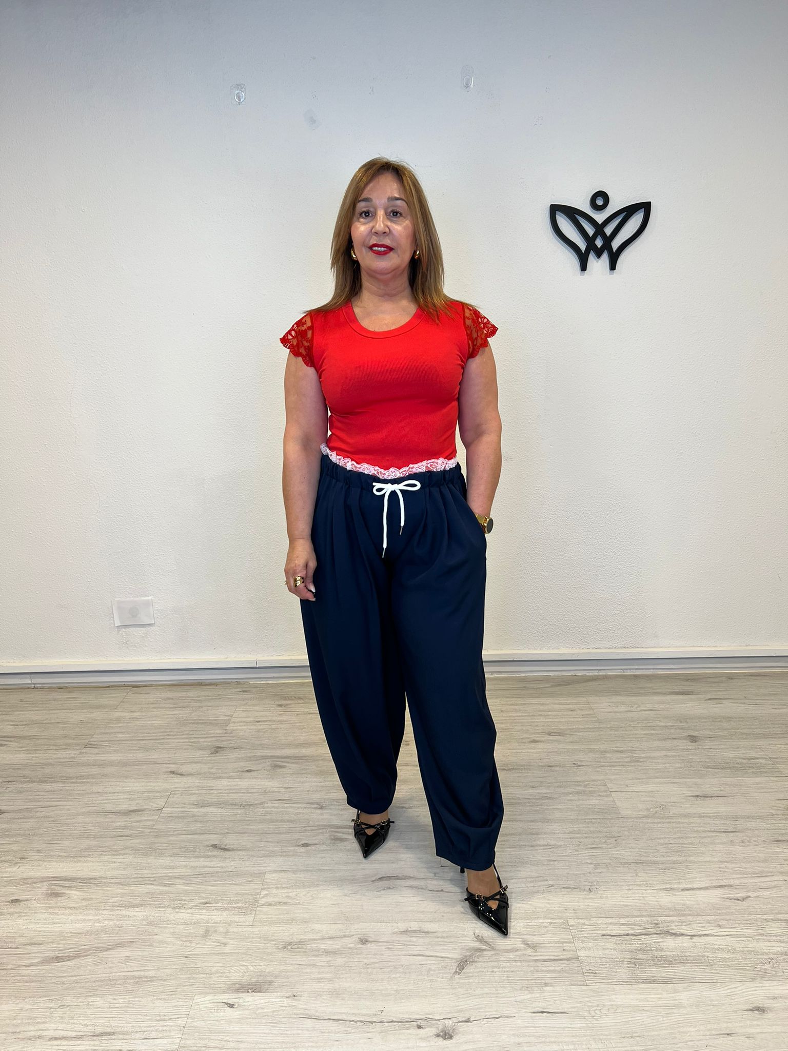 Pantalón azul marino corte balón con cintura elástica y encaje