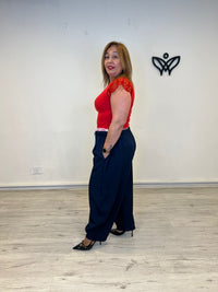 Camiseta roja con encaje en las mangas