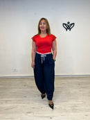 Camiseta roja con encaje en las mangas