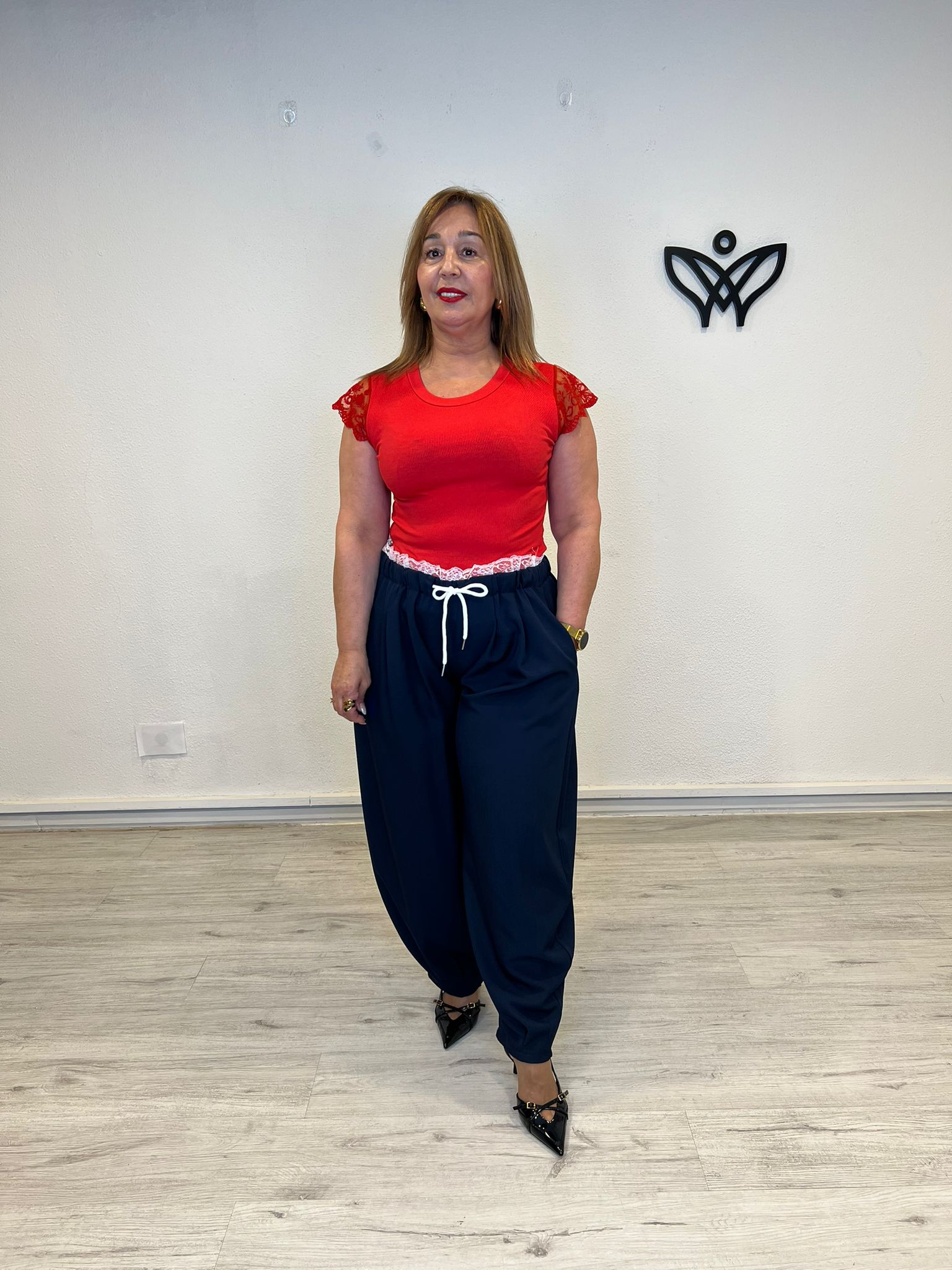 Camiseta roja con encaje en las mangas