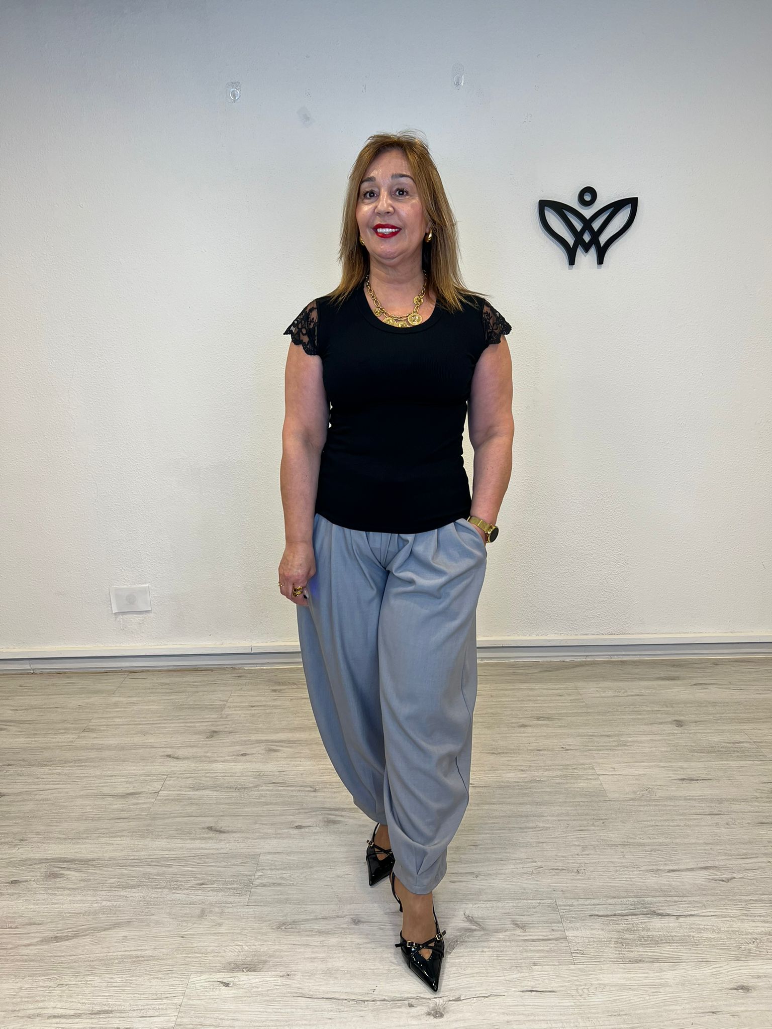 Camiseta negra básica con manga de encaje