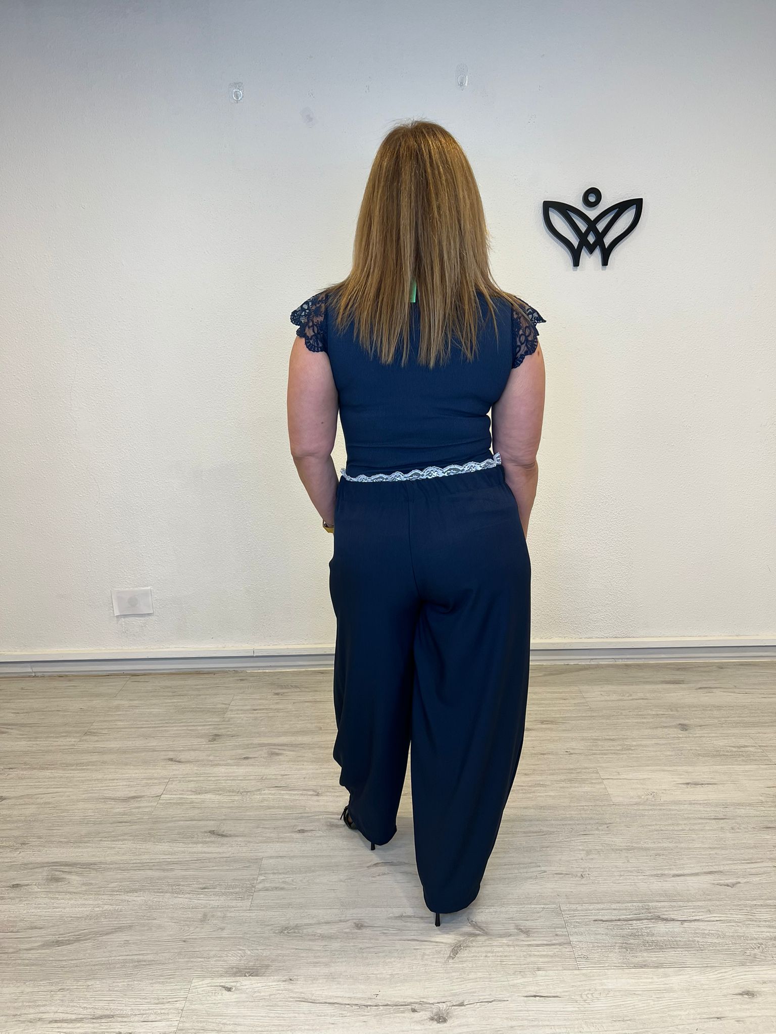 Pantalón azul marino corte balón con cintura elástica y encaje