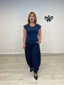 Camiseta básica azul marino con encaje en las mangas