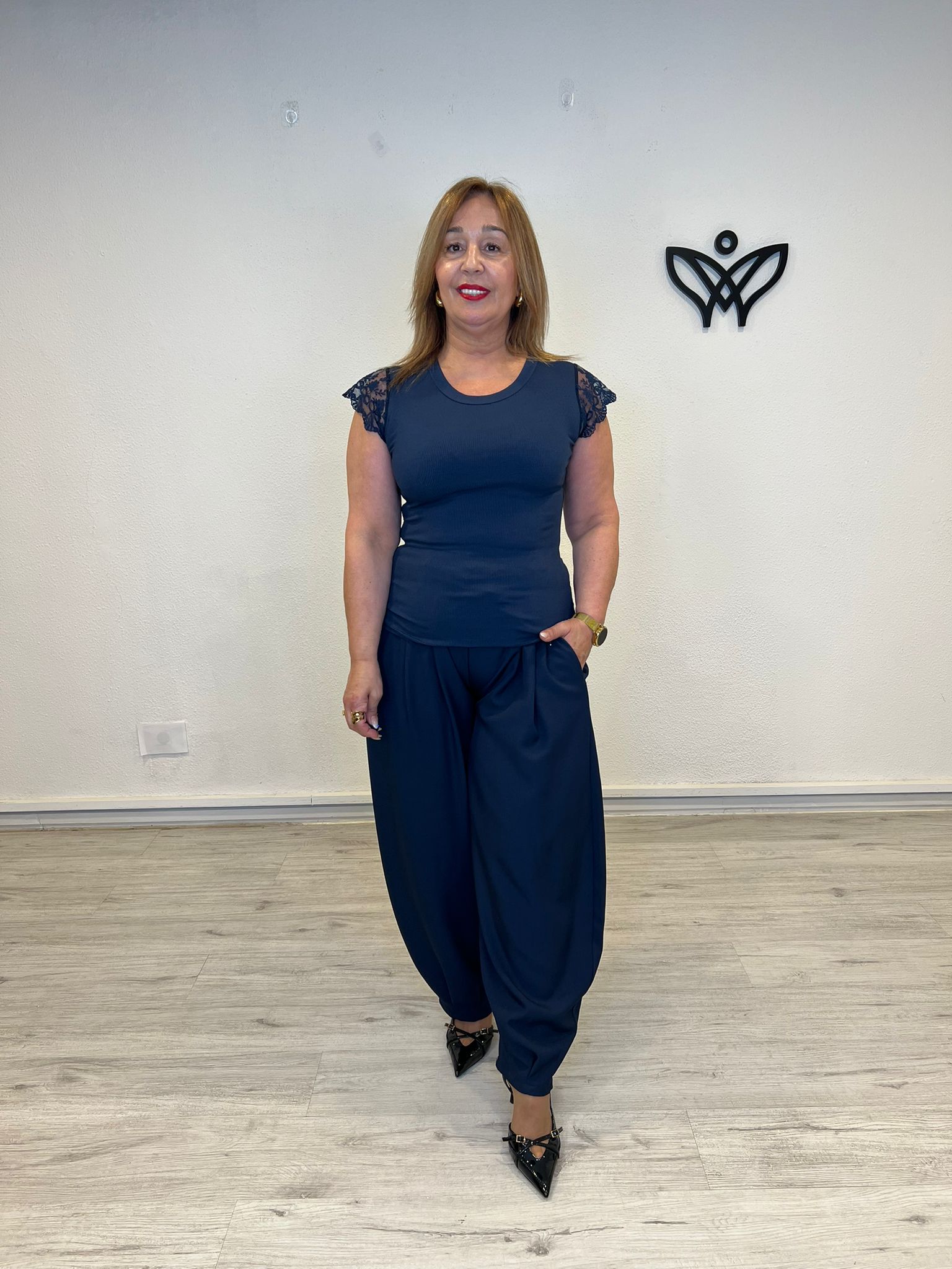Camiseta básica azul marino con encaje en las mangas