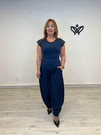 Camiseta básica azul marino con encaje en las mangas