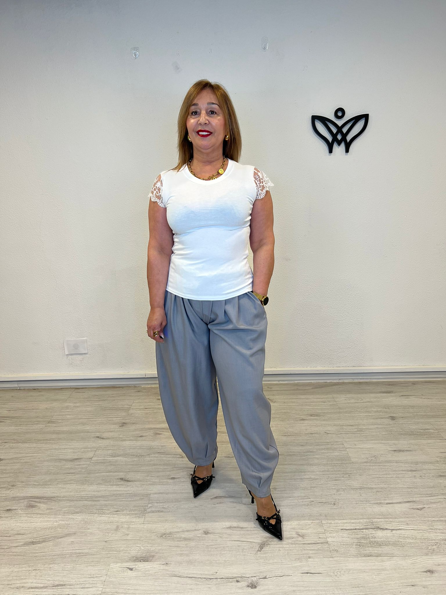 Camiseta blanca cuello redondo con manga de encaje
