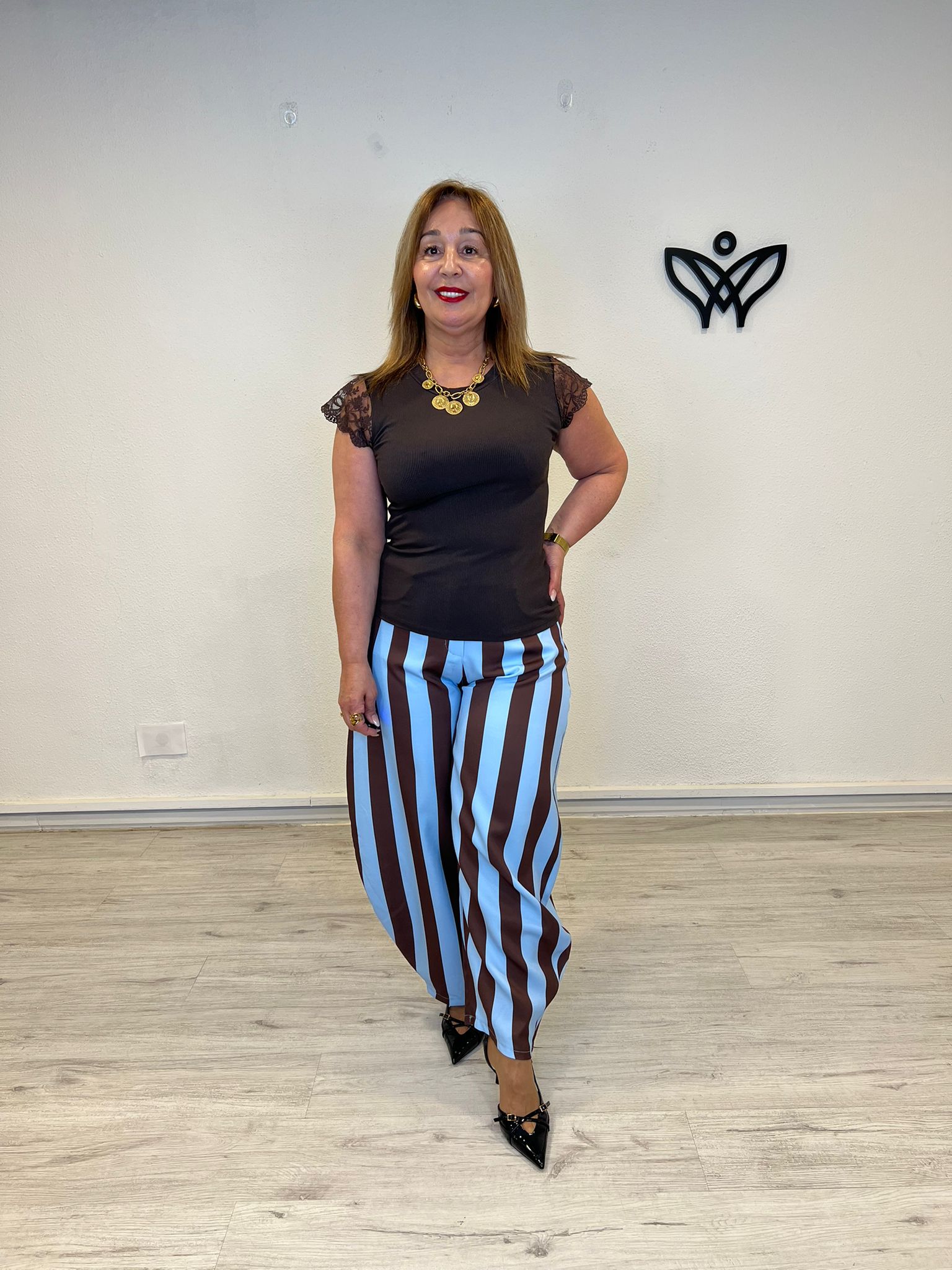 Camiseta marrón chocolate con manga de encaje elegante