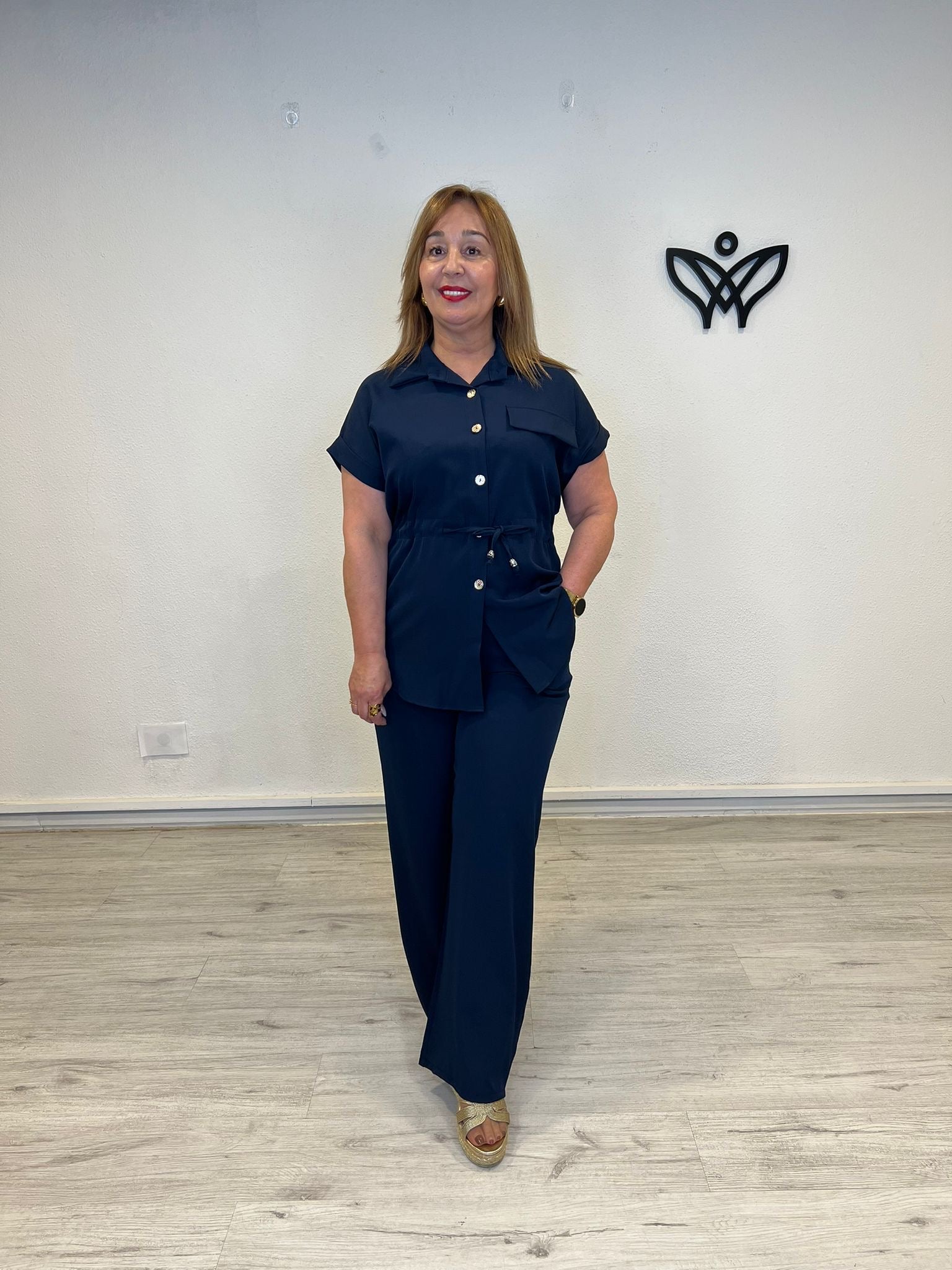 Conjunto azul marino de pantalón y casaca efecto lino