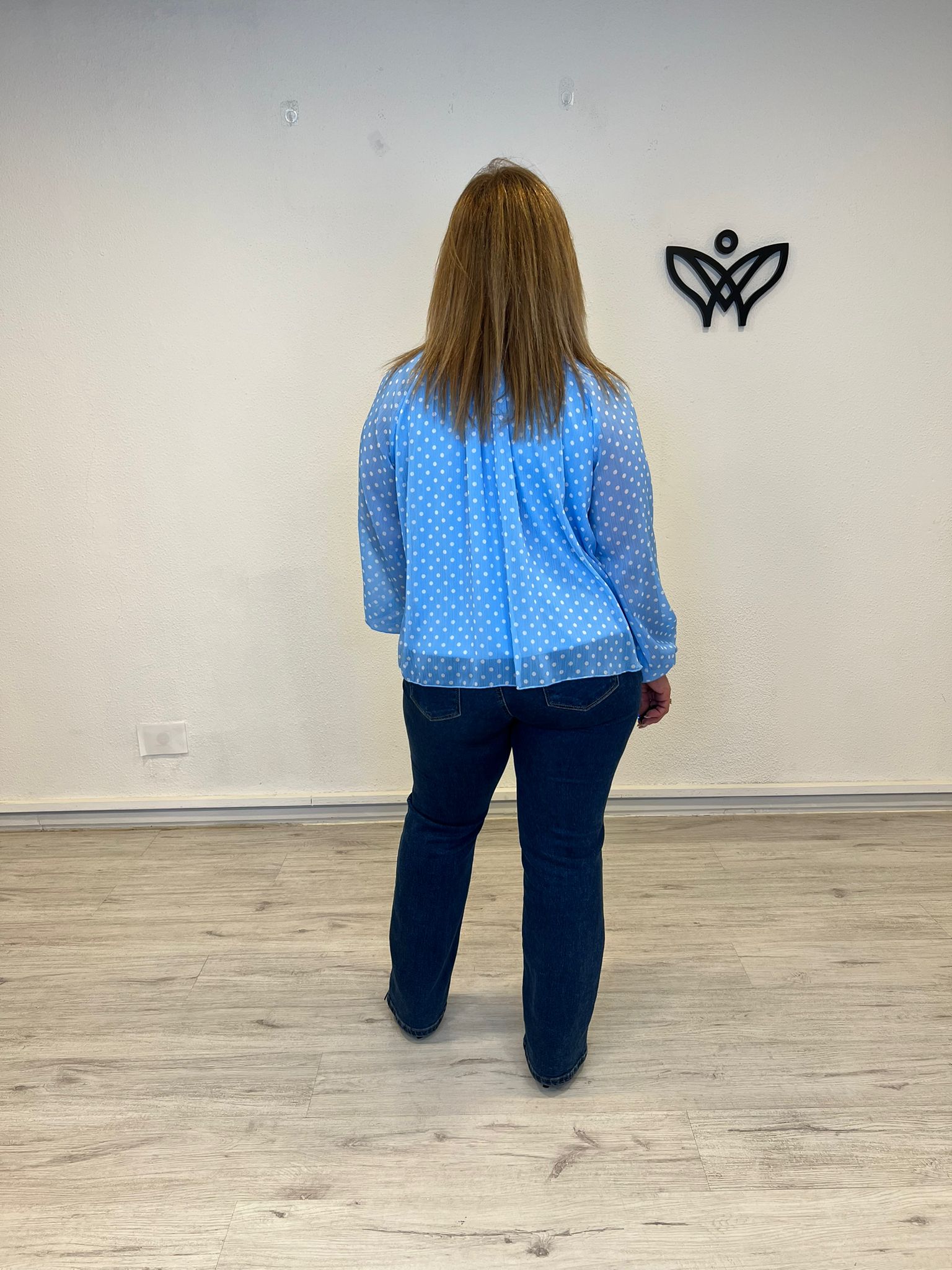 Camisa de gasa de lunares azul clarito con lazo