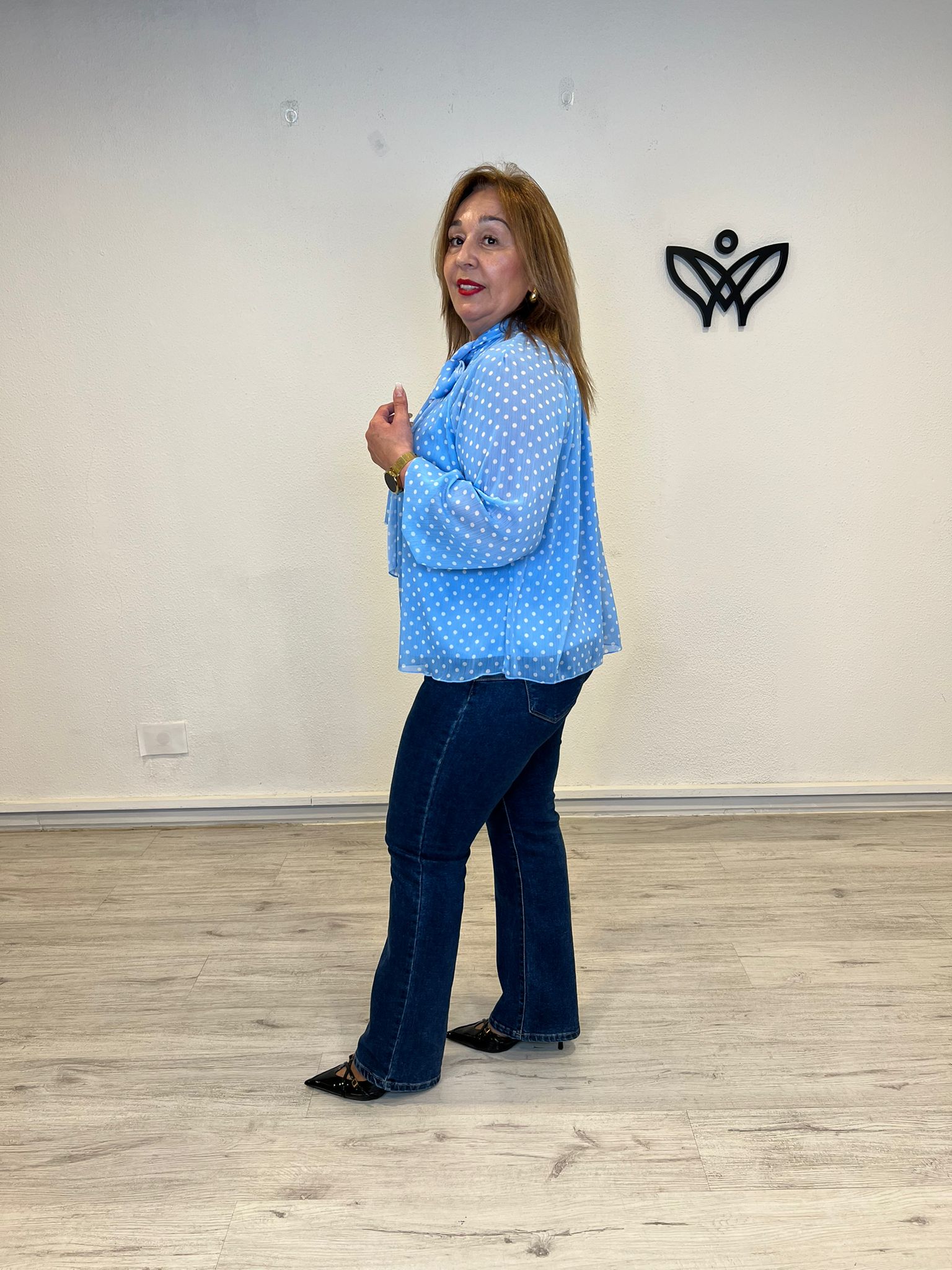 Camisa de gasa de lunares azul clarito con lazo