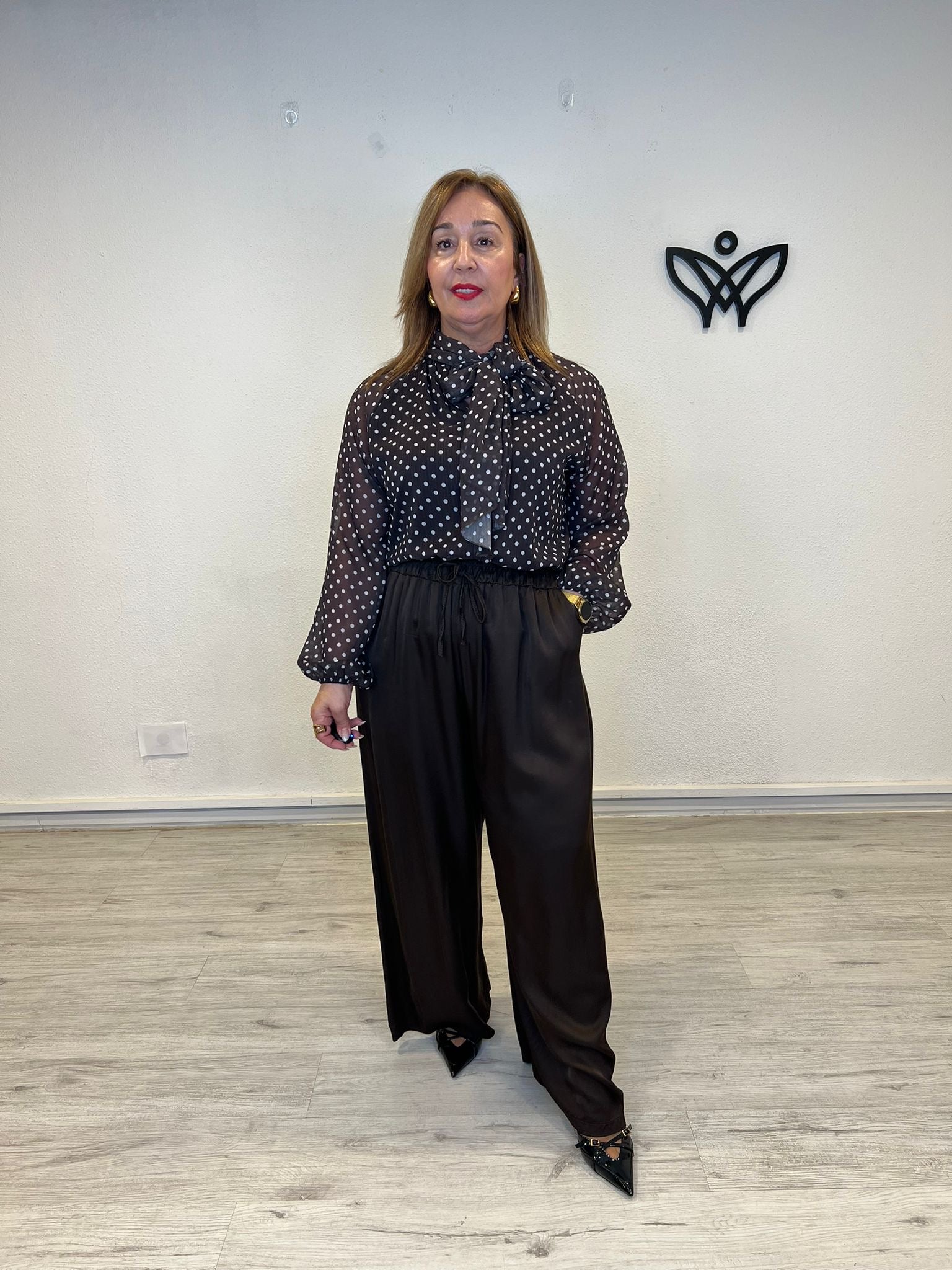 Camisa de gasa de lunares marrón chocolate con lazo