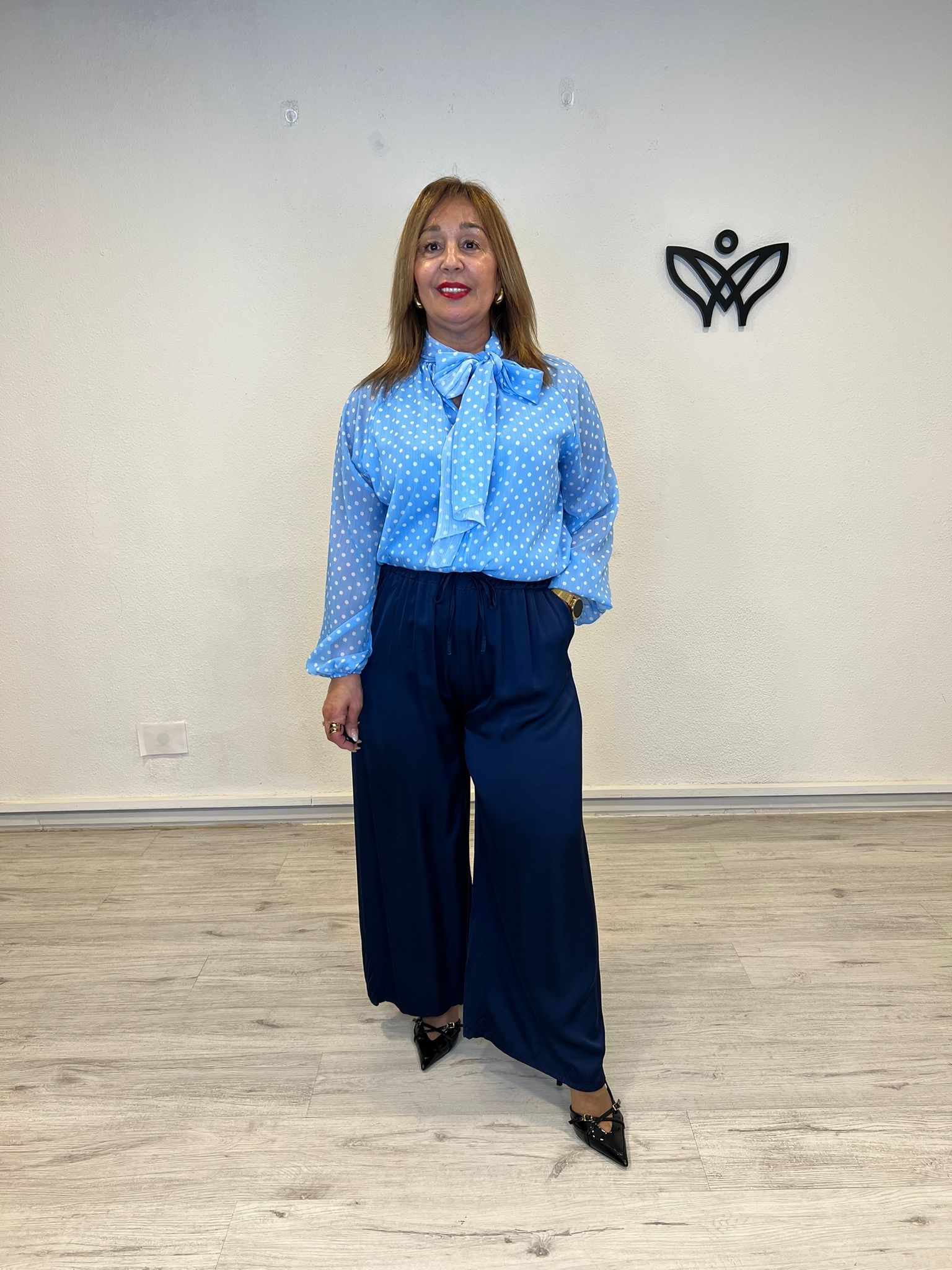 Camisa de gasa de lunares azul clarito con lazo