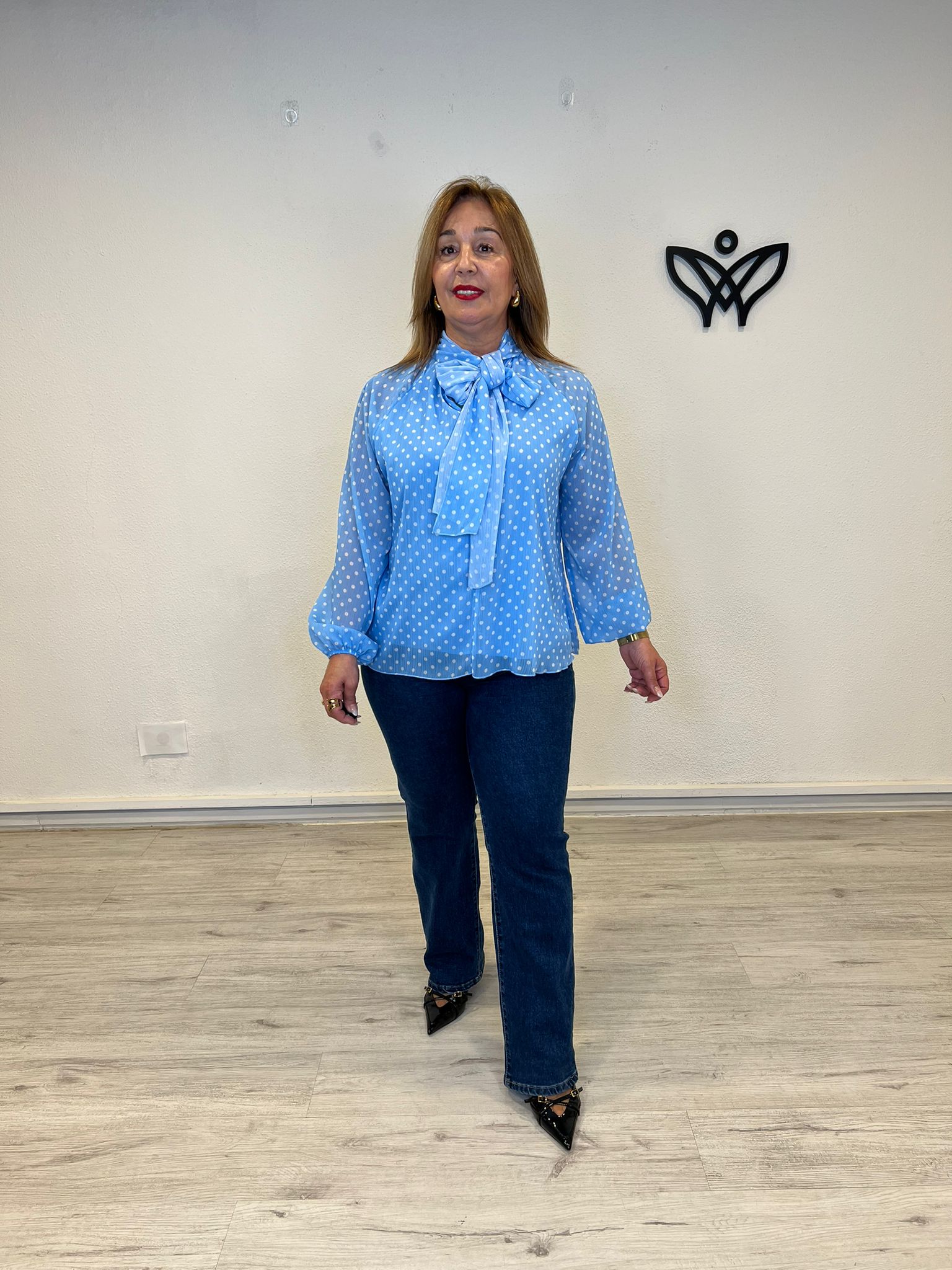 Camisa de gasa de lunares azul clarito con lazo