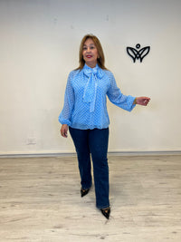 Camisa de gasa de lunares azul clarito con lazo