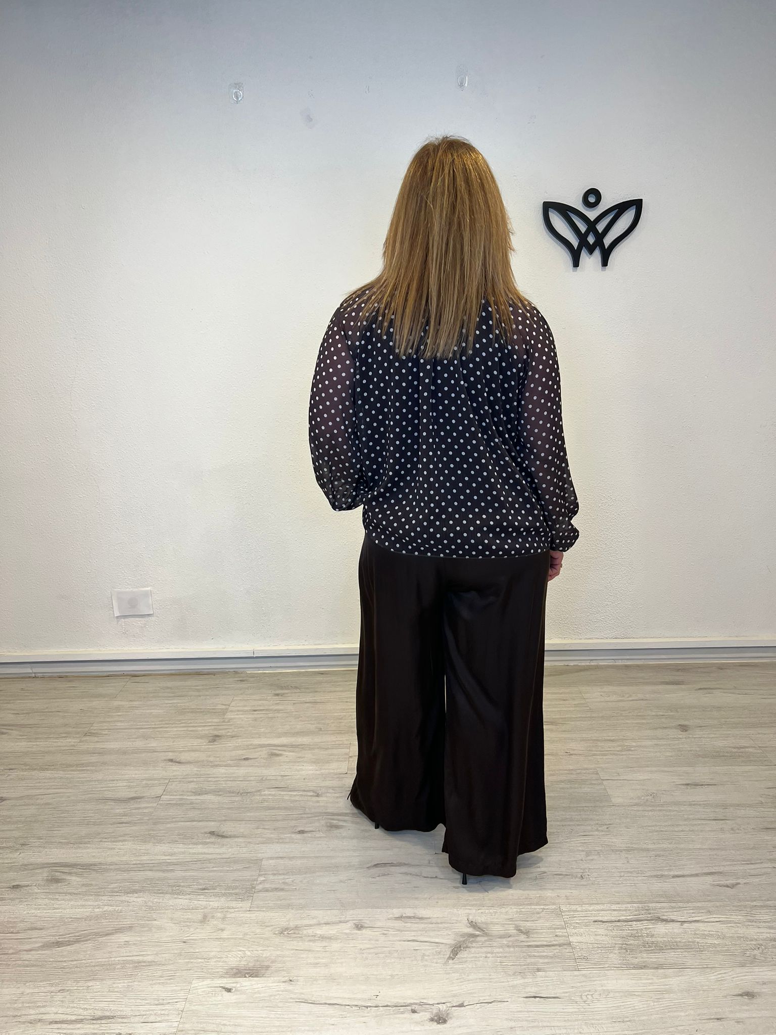 Camisa de gasa de lunares marrón chocolate con lazo