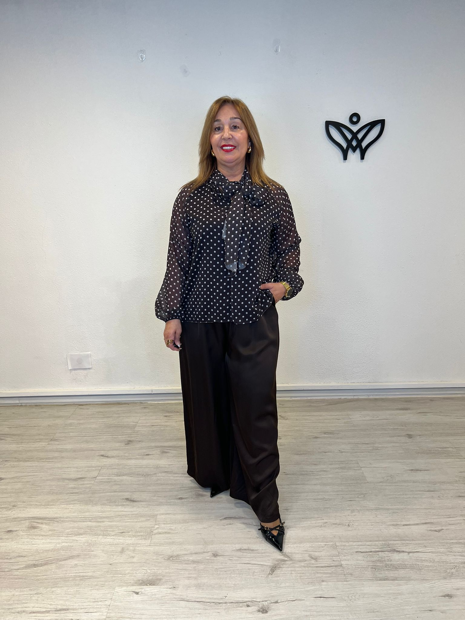 Camisa de gasa de lunares marrón chocolate con lazo