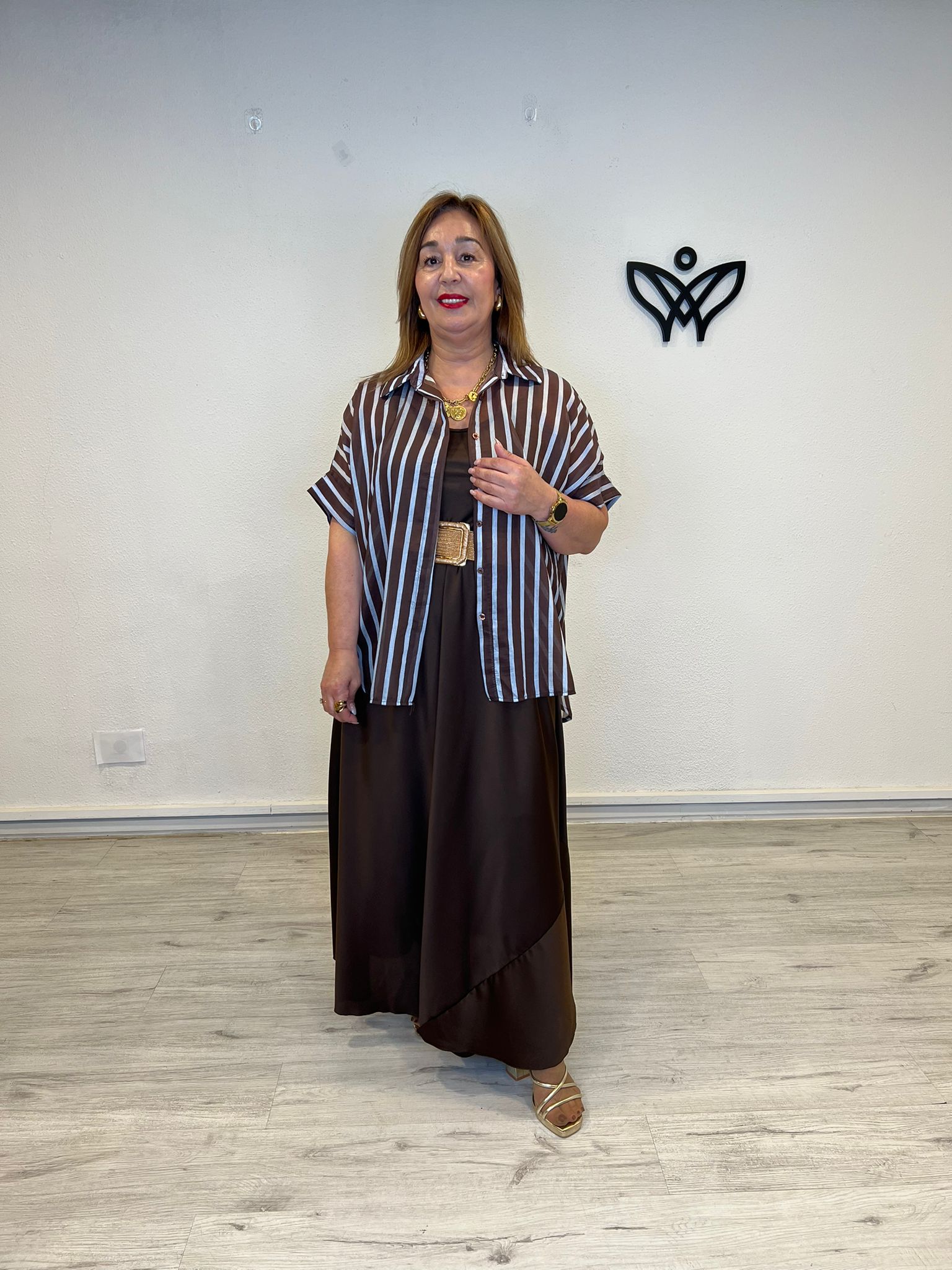 Camisa de rayas azul y marrón fluida talla curvy