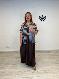 Camisa de rayas azul y marrón fluida talla curvy