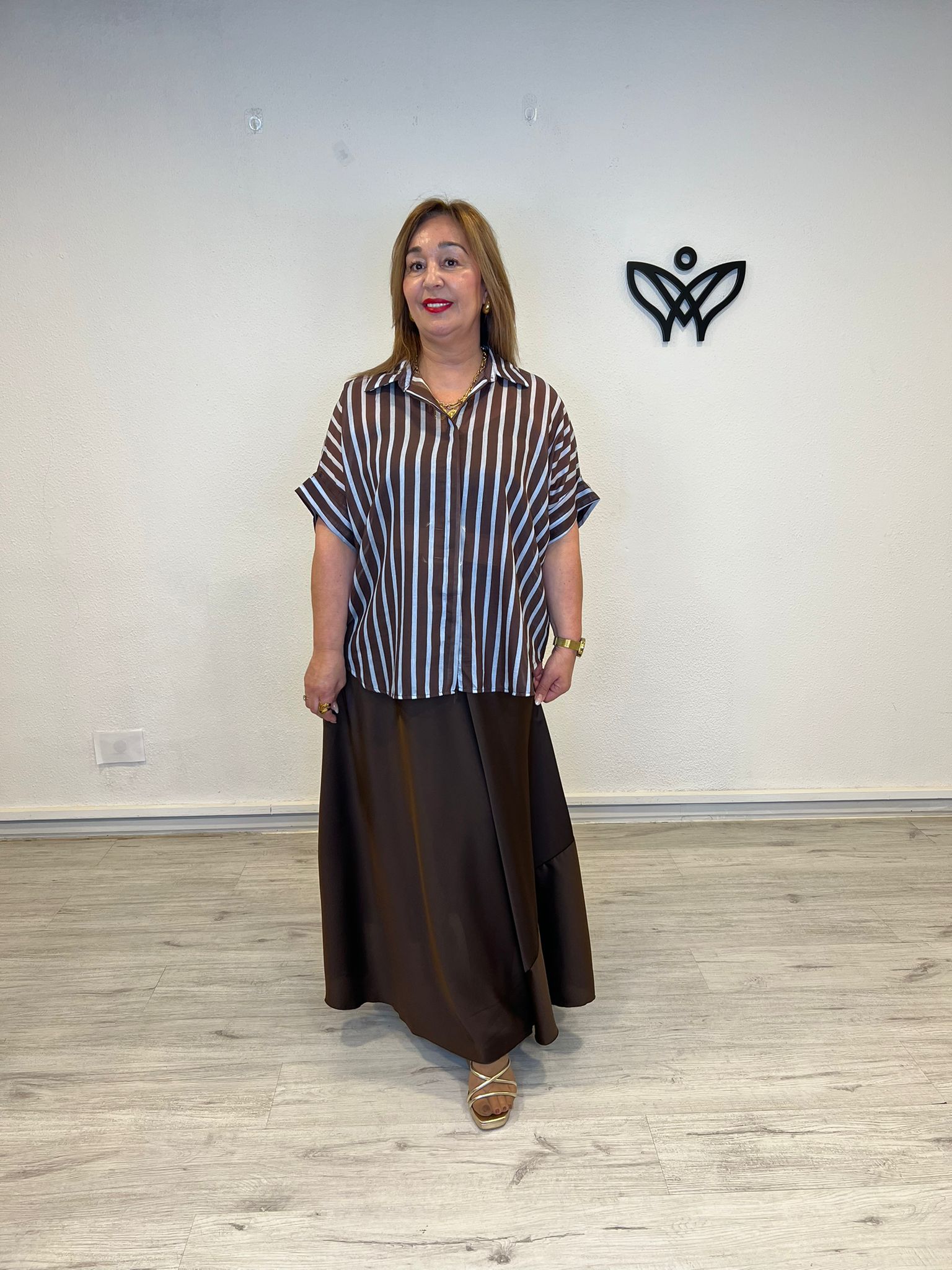 Camisa de rayas azul y marrón fluida talla curvy