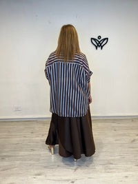 Camisa de rayas azul y marrón fluida talla curvy