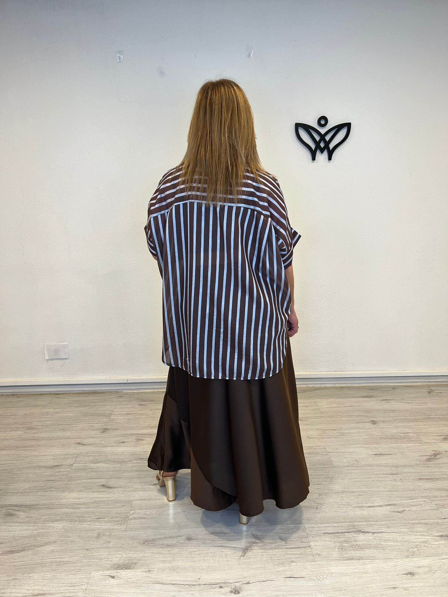 Camisa de rayas azul y marrón fluida talla curvy