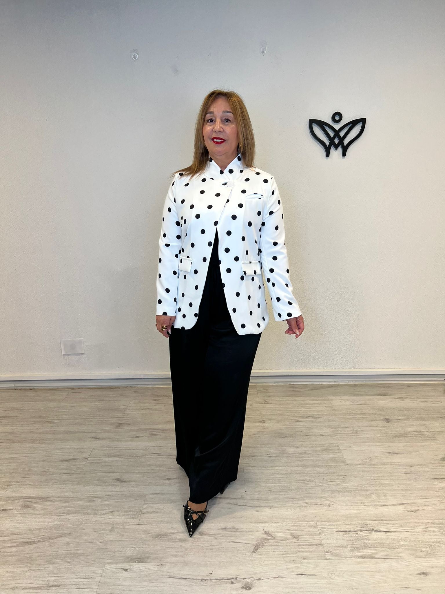 Americana blanca de lunares negra elegante