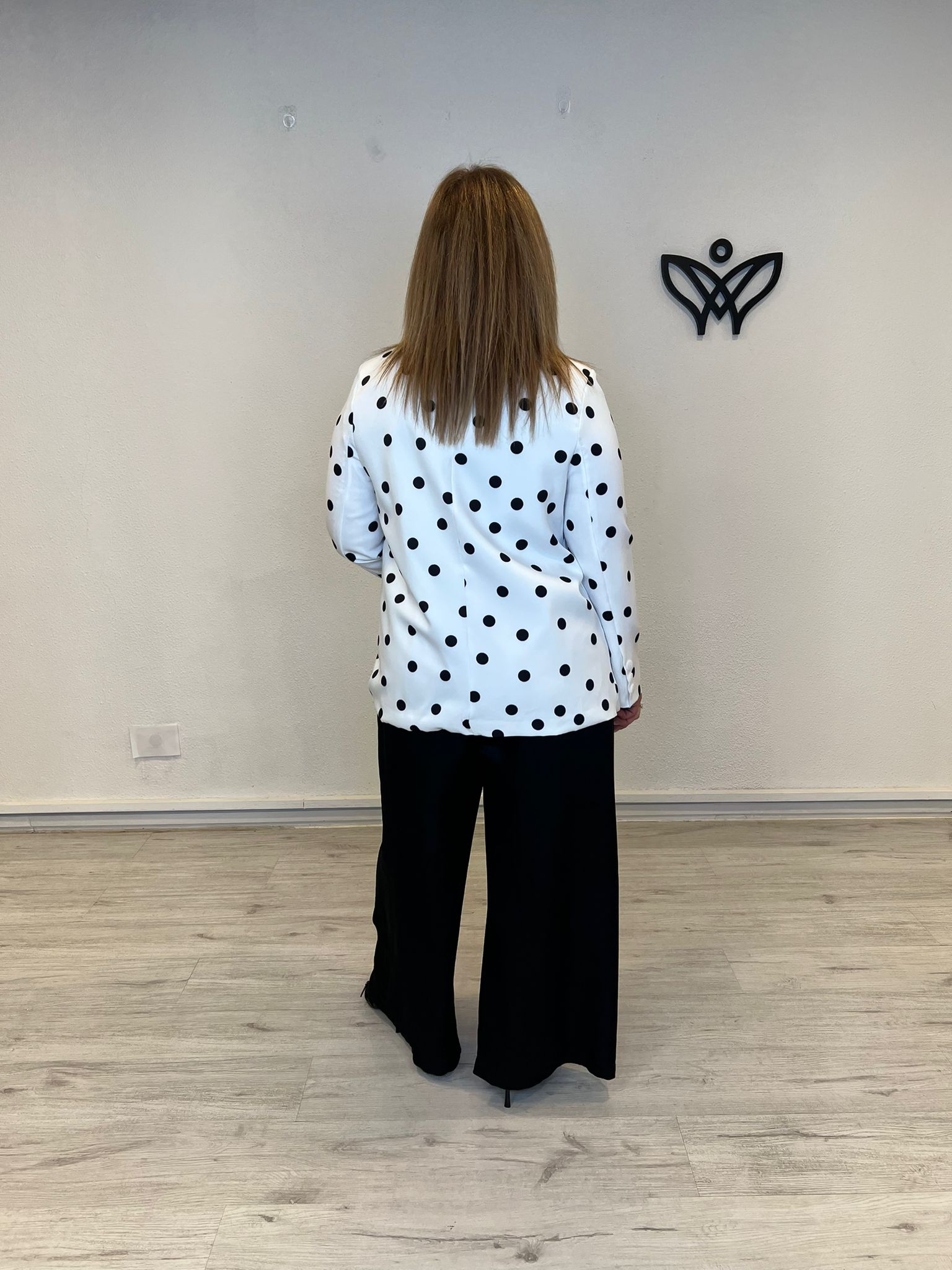 Americana blanca de lunares negra elegante