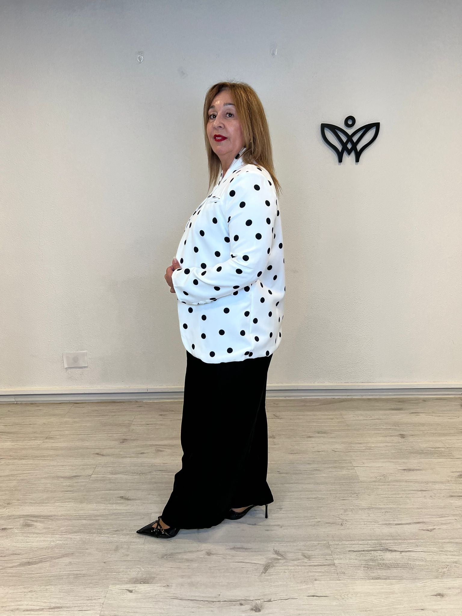 Americana blanca de lunares negra elegante