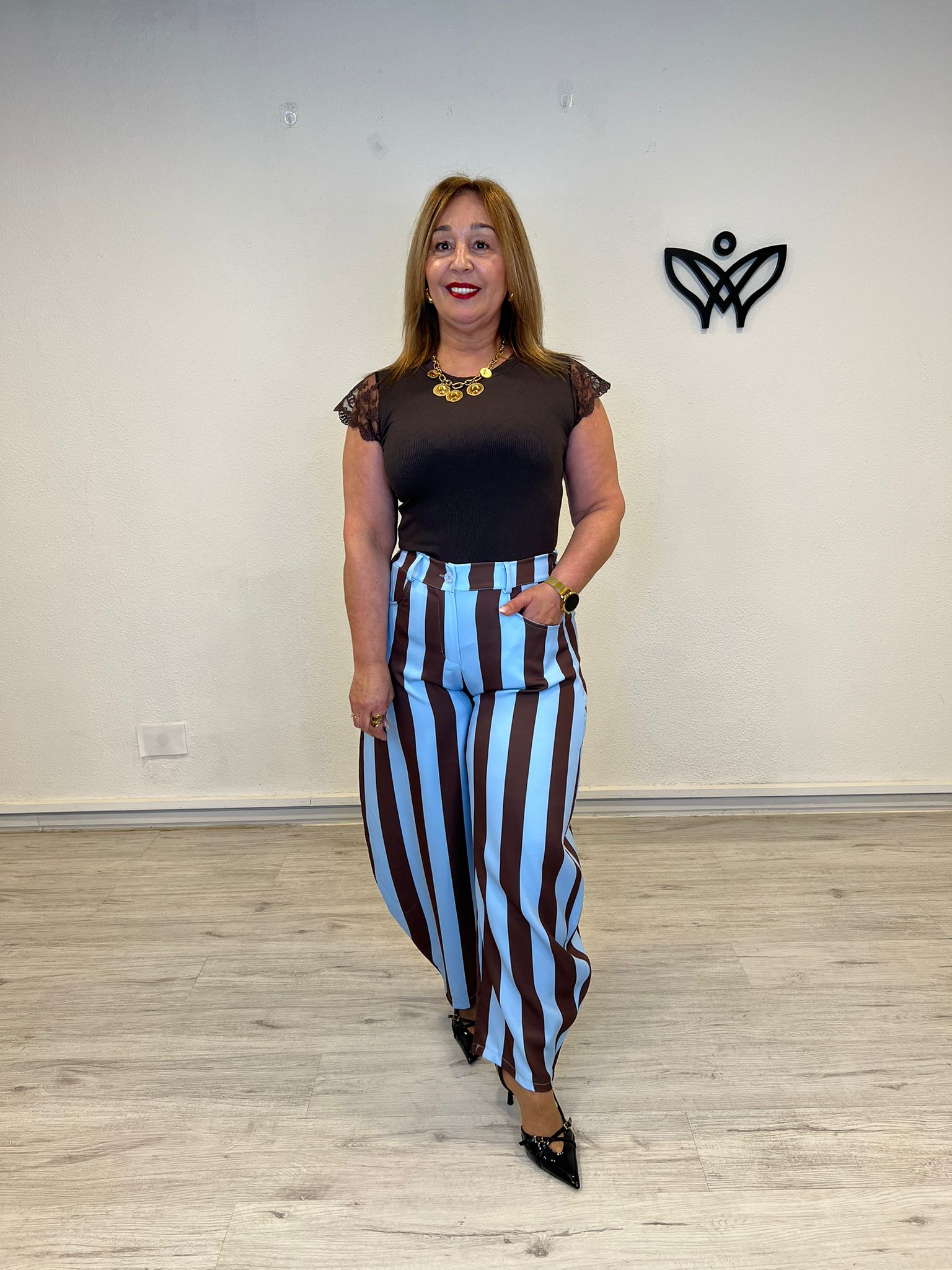 Pantalón satinado de rayas azul claro y marrón chocolate corte balón