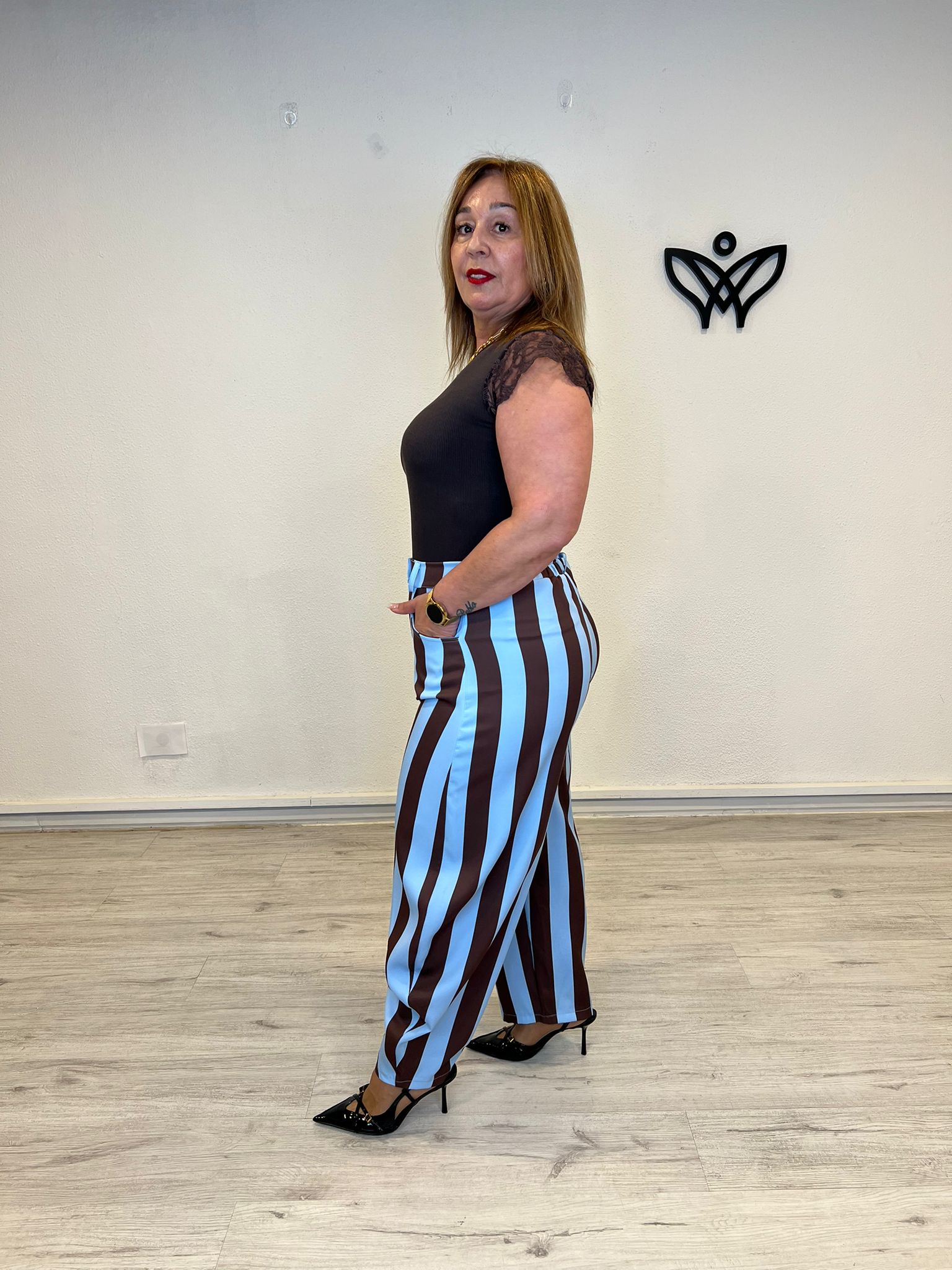Pantalón satinado de rayas azul claro y marrón chocolate corte balón