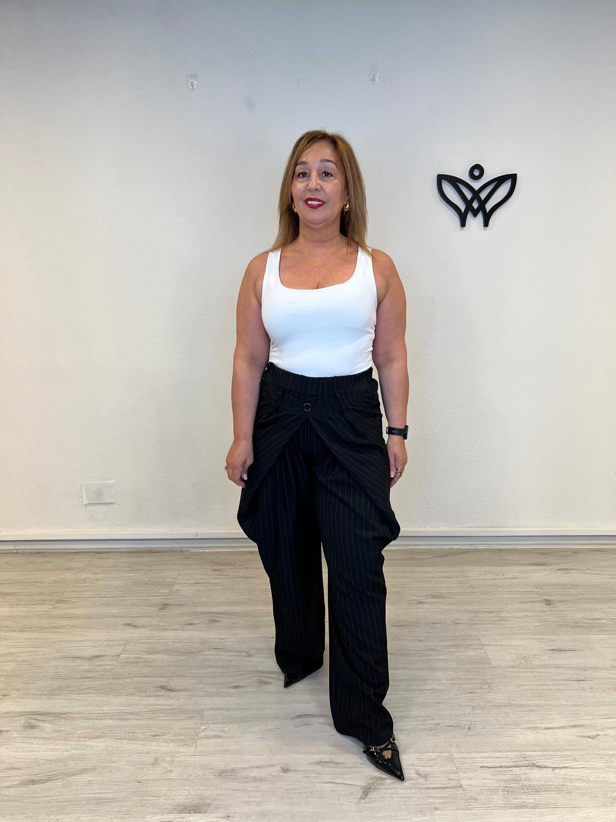Pantalón sastre negro de rayas con doble pliegue y cintura elástica