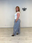 Pantalón gris corte balón con cintura elástica y detalle de encaje