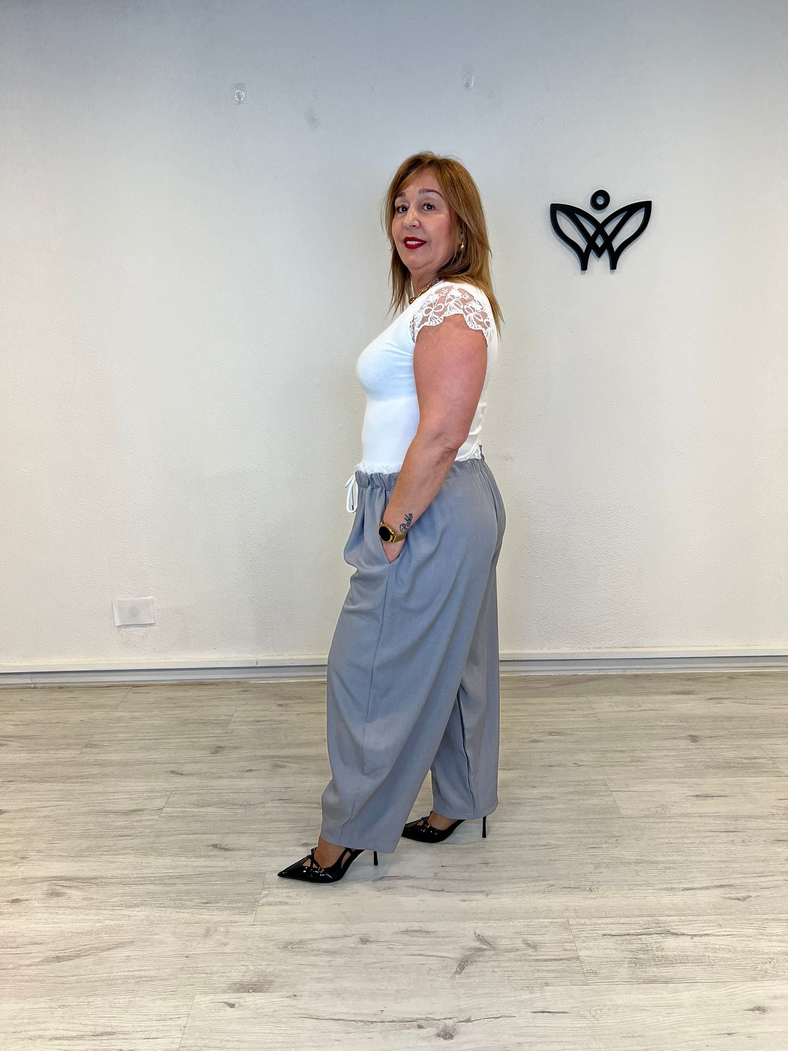Pantalón gris corte balón con cintura elástica y detalle de encaje