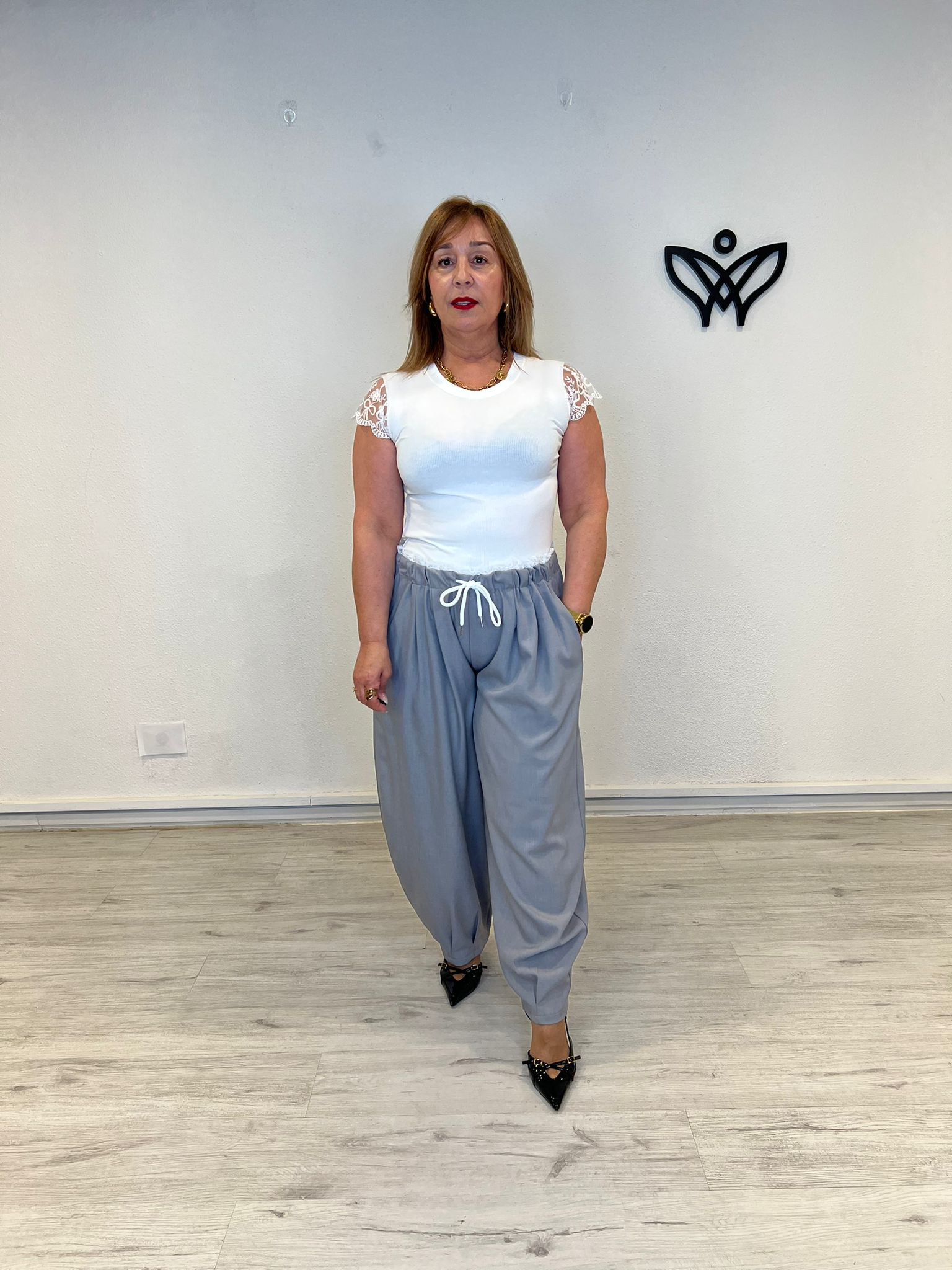 Pantalón gris corte balón con cintura elástica y detalle de encaje