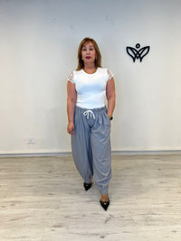 Pantalón gris corte balón con cintura elástica y detalle de encaje