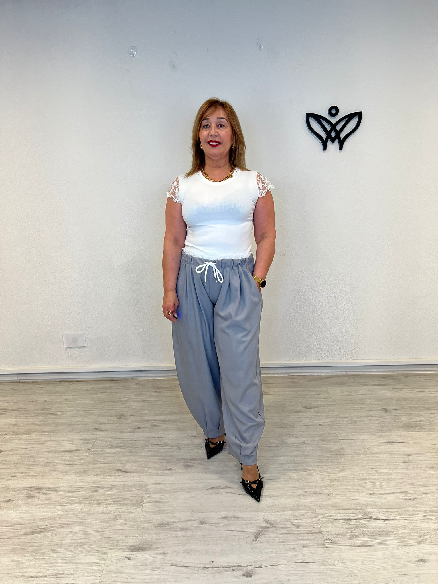 Pantalón gris corte balón con cintura elástica y detalle de encaje