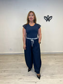 Pantalón azul marino corte balón con cintura elástica y encaje