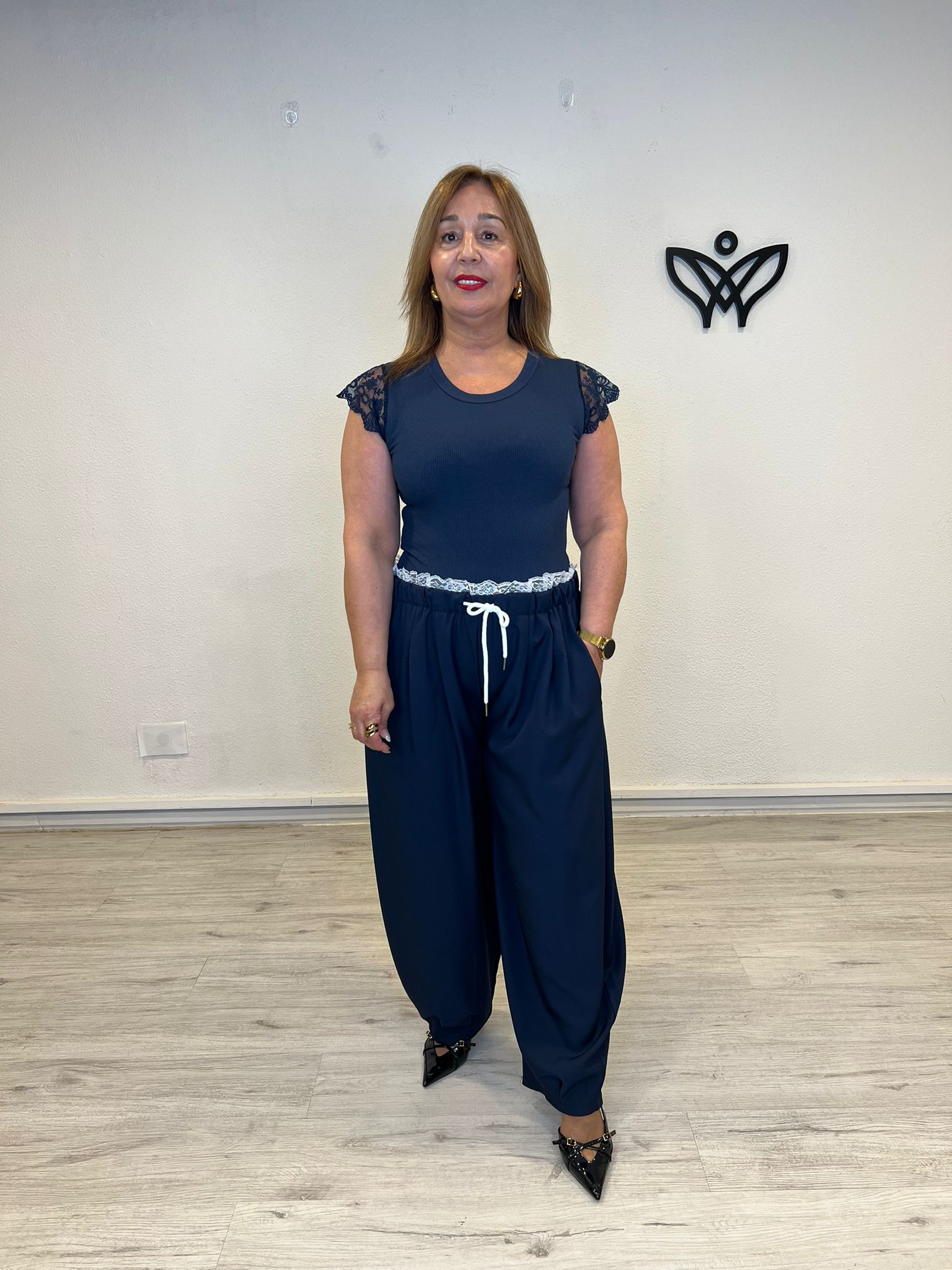 Pantalón azul marino corte balón con cintura elástica y encaje