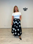 Falda negra con lunares blancos y bolsillos corte midi