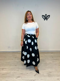 Falda negra con lunares blancos y bolsillos corte midi