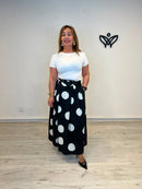 Falda negra con lunares blancos y bolsillos corte midi