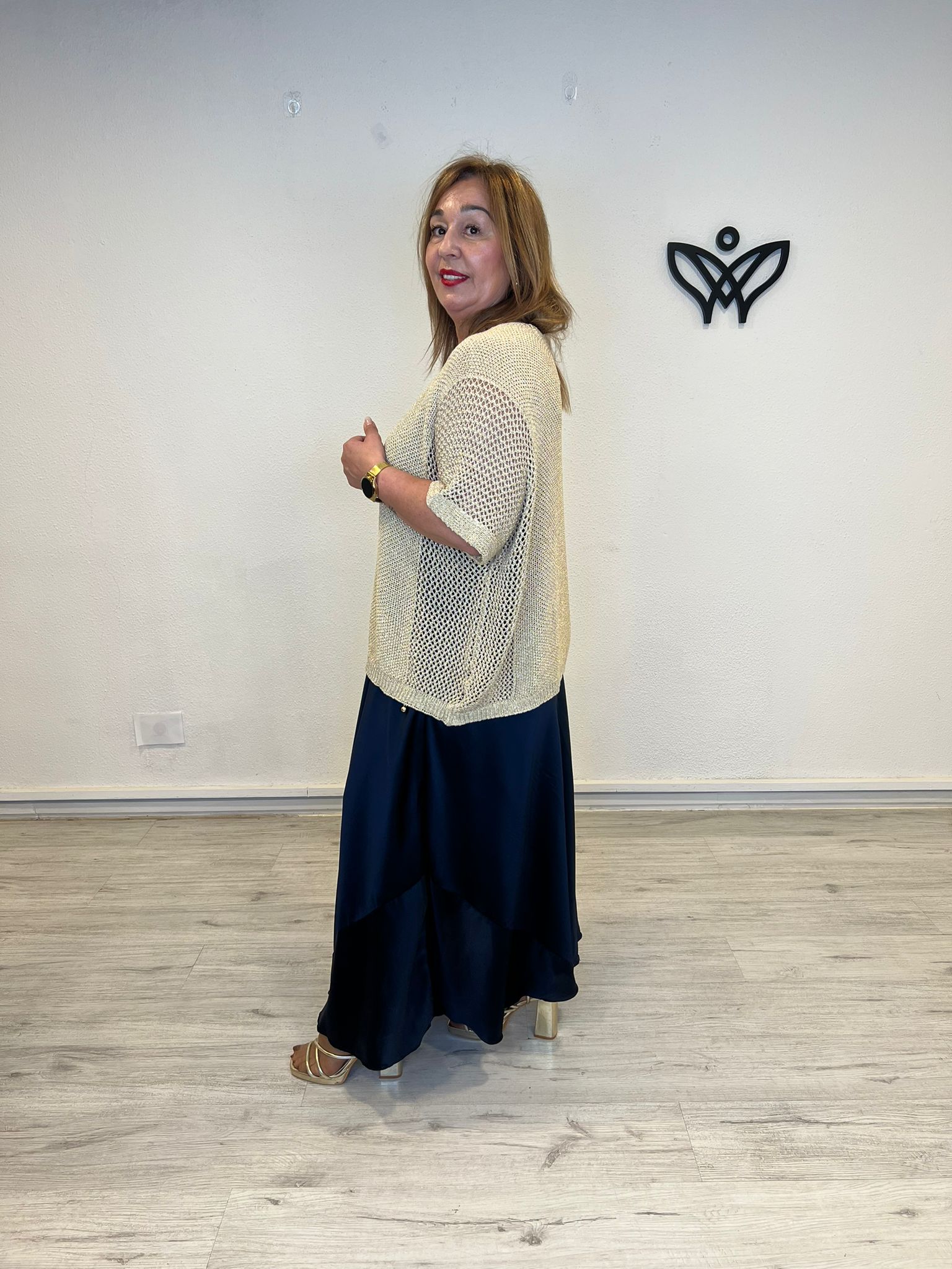 Jersey crochet dorado escote pico fluido